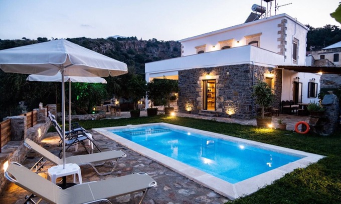 Pemonia Villa | Traditional Villa in fres