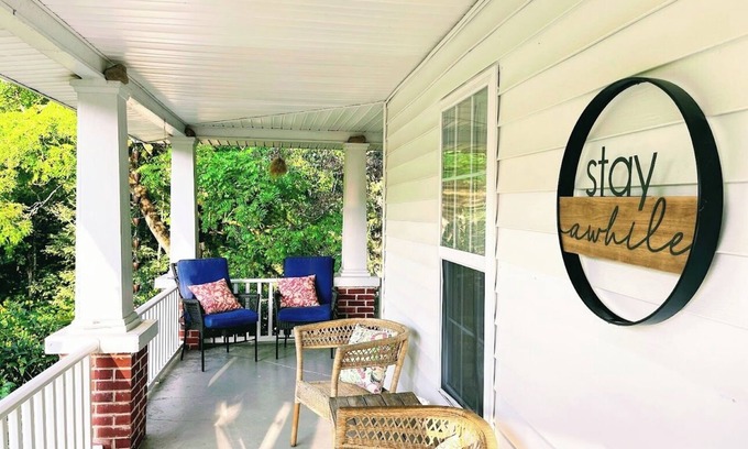 Abingdon House | Trail's Bend Farmhouse-Bike,Hike,Float,Sip