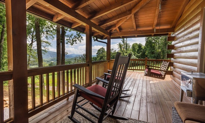 Waynesville House | Trailblazers Cabin | Newly Renovated Log Cabin | Mountain Views and Hot Tub