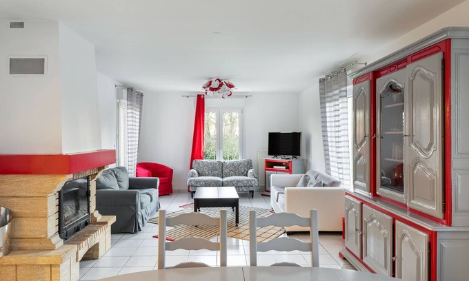 Englesqueville-la-Percee House | Tranquil Garden Retreat by the Sea