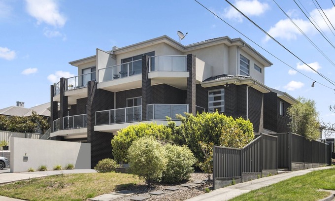 Strathmore House | Tranquil 4-Bed Oasis with Garden & BBQ