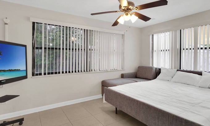 Holiday House | Tranquil 4-bedroom house near beaches