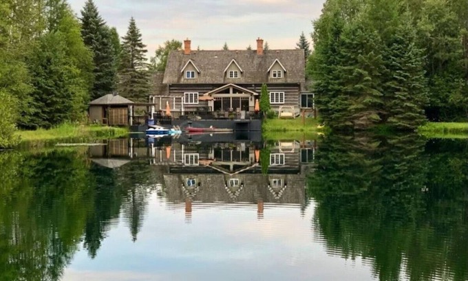 Uxbridge House | Tranquil 4BR Pondside Retreat: Hot Tub, BBQ, Gym.