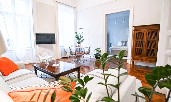 Nepszinhaz negyed Apartment | Tranquil and charming apartment