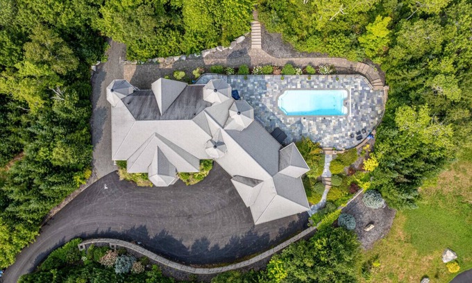 Halifax County House | Tranquil Chateau on Moody Lake