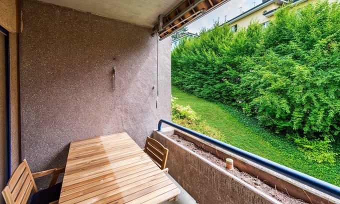 Hirslanden Apartment | Tranquil City Haven: Close to Lake