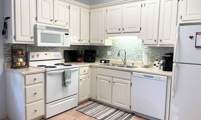 Oxford Condo | Tranquil Condo close to Jackson Ave