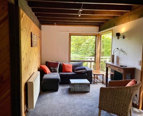 Lower Hutt Apartment | tranquil cosy bush cabin