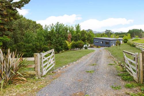 Pokeno House | Tranquil Countryside Retreat with Modern Amenities