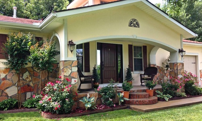 Springdale House | Tranquil Countryside Bungalow: A Blissful Retreat in Town Minutes From UofA!