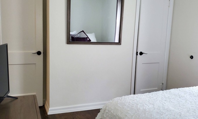 Lafayette House | Tranquil Cozy Retreat - Centrally Located