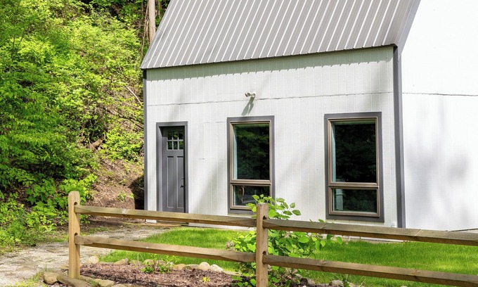 Canandaigua Apartment | Tranquil creek side retreat