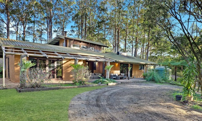 Valla House | Tranquil Downs , Completely unique - 5 bedroom wood and mudbrick family home with roaring fireplace