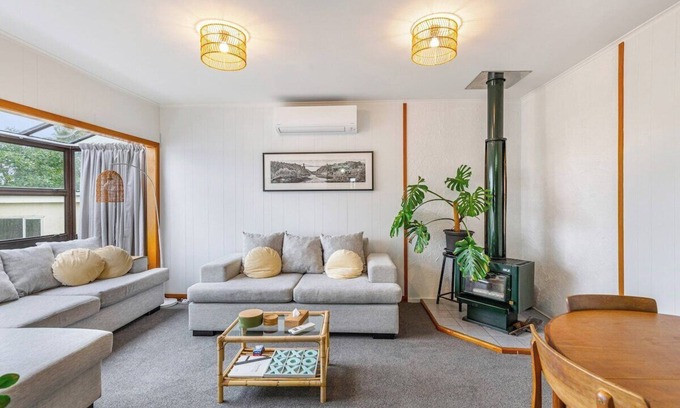 Ponsonby House | Tranquil Haven 2 BR and 1.5 BA Home Zodiak Stays