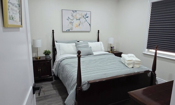 Burlington House | Tranquil Haven Queen Room by the Lakeshore, Shopping, Highway and Transportation