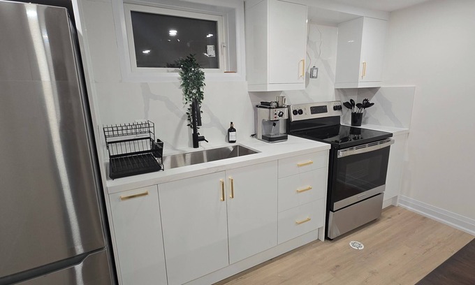 Aldershot House | Tranquil Haven Retreat Full home with 7 Bedroom & 3 Bathrooms- 5 Min. from Lake!