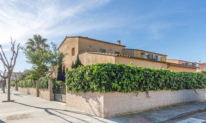 Sant Pere Pescador House | Tranquil Holiday Home for 6, Spacious Garden, Garage, Close to Village Center