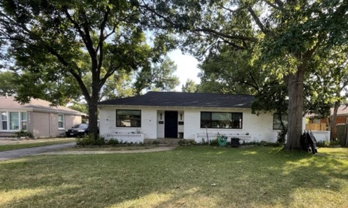 Dallas House | Tranquil home, .3 acres,15 min to downtown w/2 separate offices + Dog friendly!