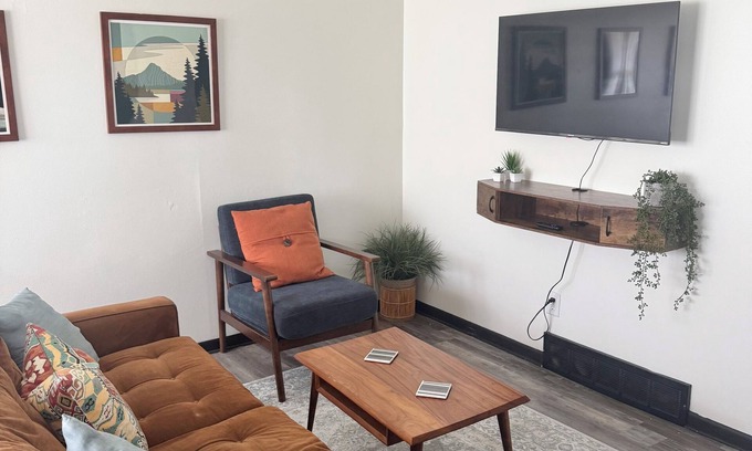 Lovington House | Tranquil Home in the Heart of Des Moines