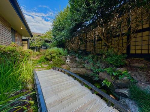 Daisy Hill House | Tranquil Japanese-Gardens Retreat