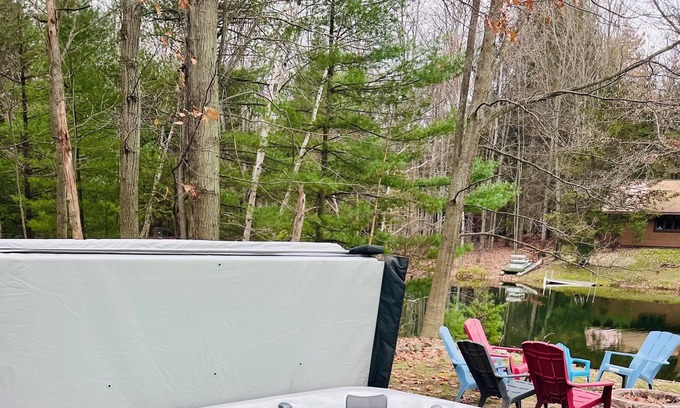 Canadian Lakes Cottage | Tranquil lake front cottage with spa tub-2 minutes to Royal restaurant and pool