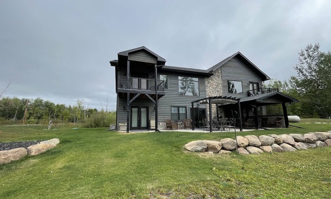 Aitkin House | Tranquil lake house retreat