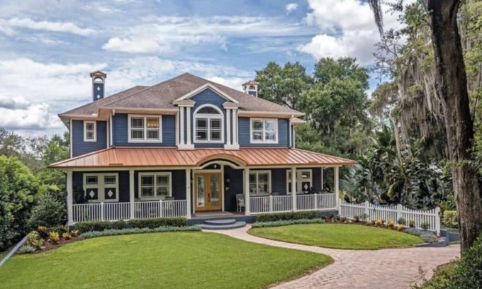 Heathrow House | Tranquil Lake Mansion