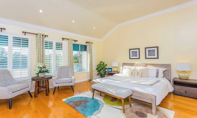 Woodbridge House | Tranquil Lakefront Haven: Your Ideal Getaway Awaits at This Charming Home #185