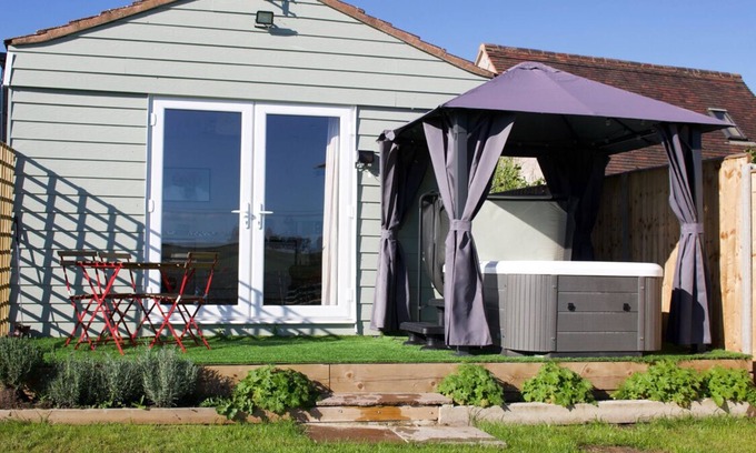 Dymock Cottage | Tranquil Location with Exclusive HOT TUB - 1 bedroom