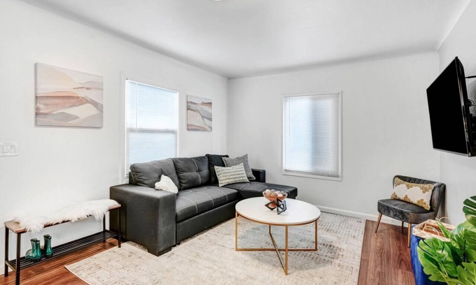 Alhambra House | Tranquil Metro Abode - 2 bedroom 1 bathroom