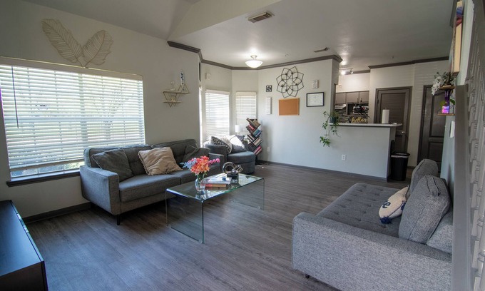 Jersey Village House | Tranquil Modern 3BR Townhome w/Pools, Gym, & Private Baths - Jersey Village