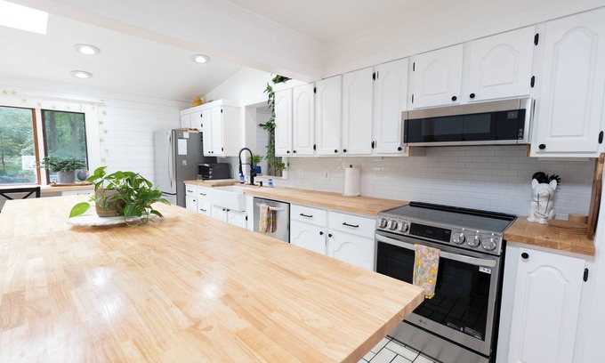 Orange House | Tranquil Nature Retreat 9 min to Yale Sleeps 10 Spacious, Updated, 4br 2bath
