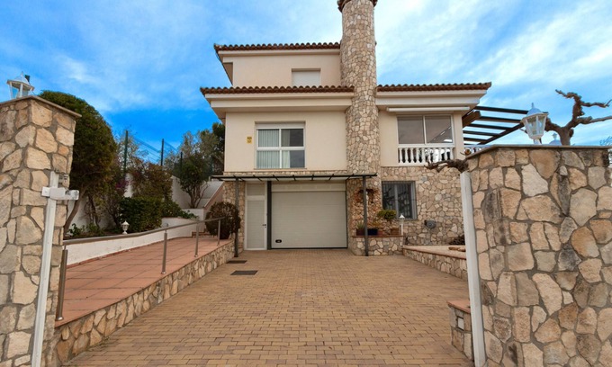 El Perello Villa | Tranquil Paradise, Private Pool - only 200m to beach!