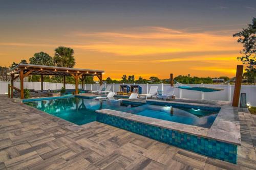 Apollo Beach Apartment | Tranquil Retreat heated pool, spa, & pool table