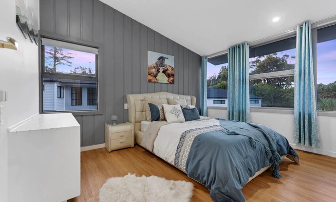Auckland House | Tranquil Retreat in Nature's Embrace