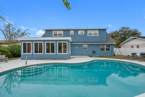 Bay Crest Park House | Tranquil Retreat with Huge Pool Near Tampa International Airport