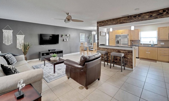 Bay Crest Park House | Tranquil Retreat with Pool, Near Airport