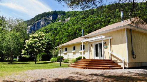 Saint-Raymond Ski Chalet | Tranquil Riverfront Chalet with Hot Tub