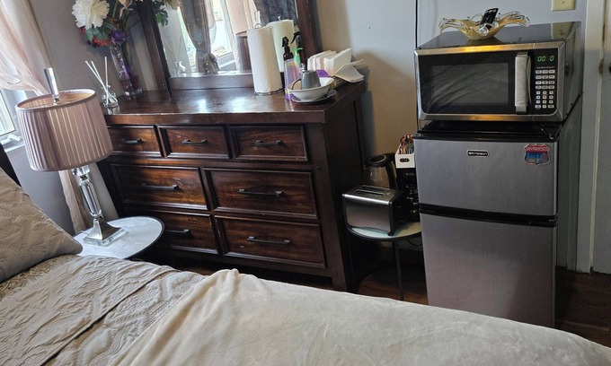 Roosevelt House | Tranquil room and bathroom in a house with AC and central heating system