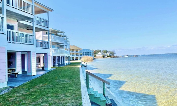 Innerarity Townhomes House | Tranquil Seas: Waterfront Unit with Kayaks & More!