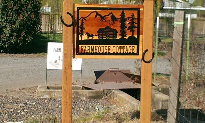Talent Cottage | Tranquil setting surrounded by panoramic mountain views, grazing horses