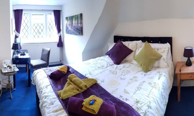 Esher Bed & Breakfast | Tranquil space with hot tub in Surrey