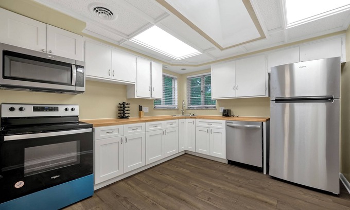 Gahanna House | Tranquil Stay in Columbus Ohio. Buzzing restaurant Plaza, EV Charger, 3 bedroom