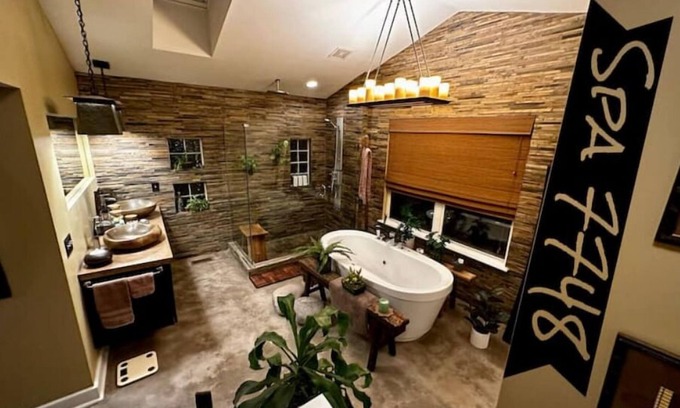 University City House | Tranquil three bedroom SpaHome in central St. Louis.