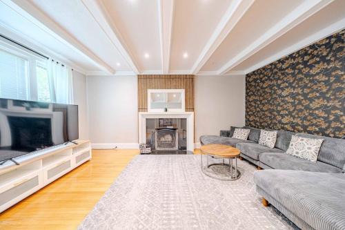 Lawrence Park Villa | Tranquil Toronto Stay - Walk to Shops & Transit