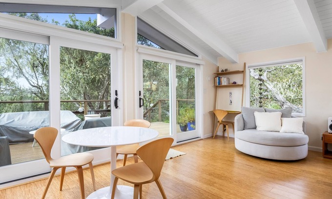 San Simeon House | Tranquil Treehouse - EV Charger