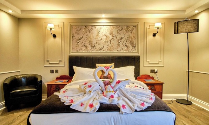 Tyndrum Hotel | Tranquil Tyndrum Lodge with Scenic Views, Garden Walks & Meals Included