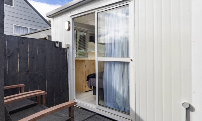 Mount Roskill Cabin | Tranquil Urban Cabin: Serene Getaway with Bbq