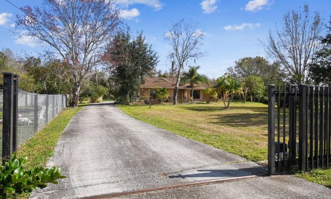 Kissimmee House | TRANQUILITY! PRIVATE Gated Estate! Boats, RVs OK! Has Separate Apt, Fishing, Hiking, LOW Rates!