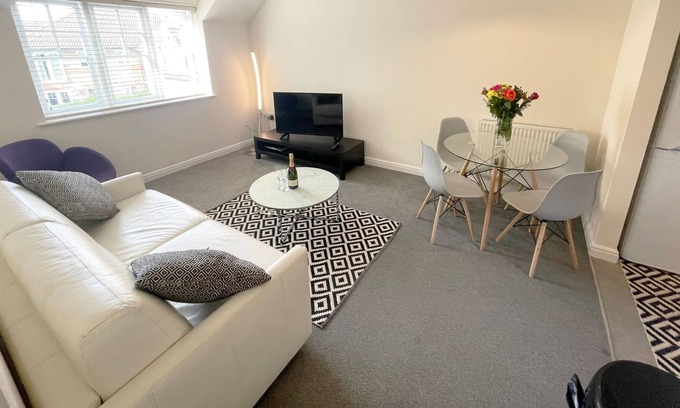 Rushmoor District Apartment | Travaal.©om – 2 Bedroom Apartment – Farnborough